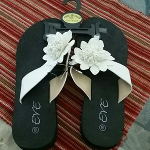 Super cute cream dressy flip flops NWT Size 8